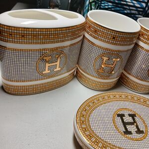 Amazon Essentials Gold and Gray Bath Accessory Set